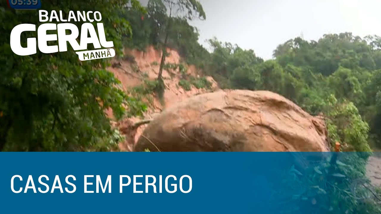 Pedra ameaça atingir casas em Santos (SP)