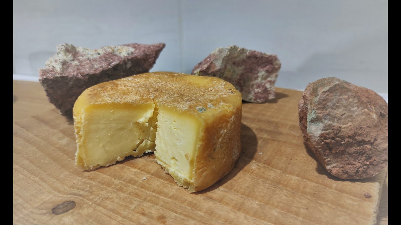 Formaggio Castelmagno, proviamo a farlo in casa secondo il disciplinare, in grotta di tufo fai da te