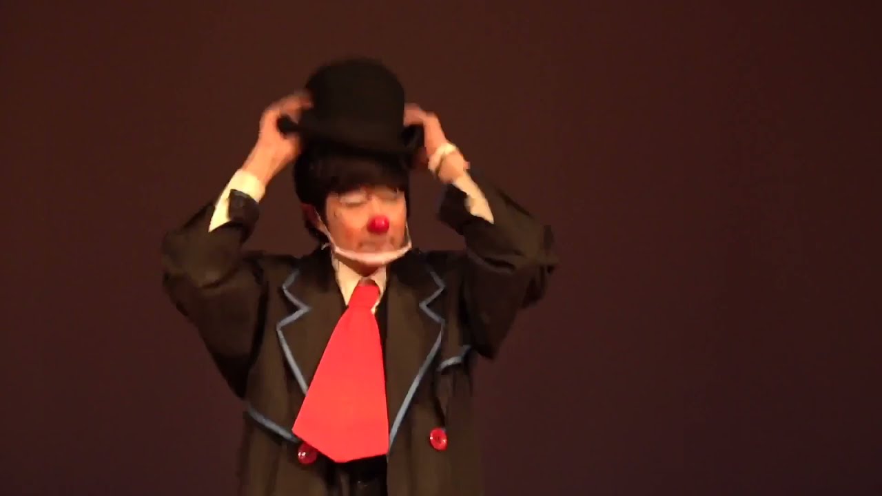 ピエロによる面白いパフォーマンス