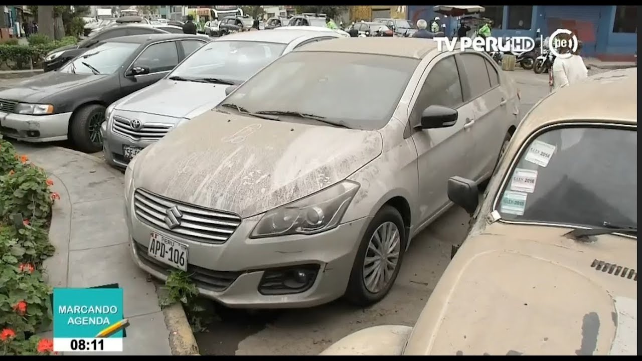 Cementerio de autos en las calles de Lima