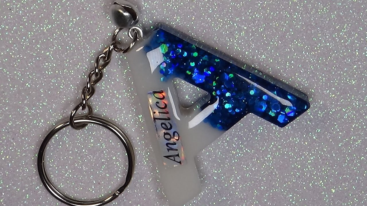 Lettera in resina UV e scritta olografica adesiva personalizzata con portachiavi.