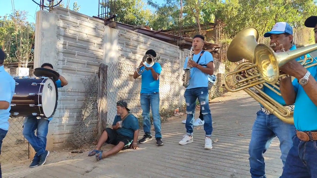 La banda tocando en Azoy&uacute; Guerrero - Tradicional Monteada barrio Oriente 31-12-2025