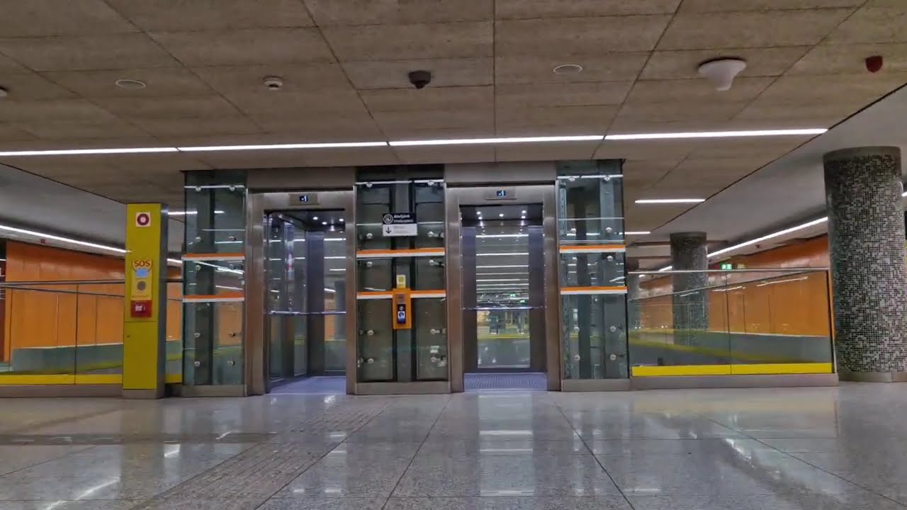 BUDAPEST M3 METRO NAGYVÁRAD TÉR-Zseniális a műtőslámpára hajazó neonok játéka! Itt a kórházaknál