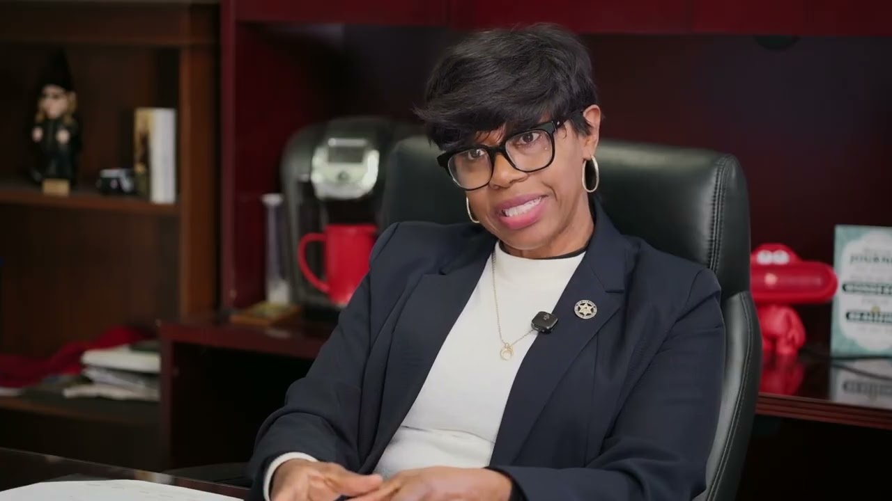 Шериф округа Колумбия Джеки Сальваторе о преодолении барьеров, иммиграционной и таможенной службе...