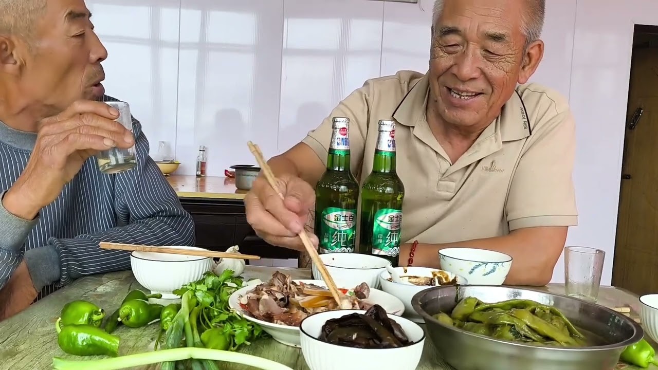 猪头肉蘸酱 炖豆角，干白腐卷大葱，喝白加啤。