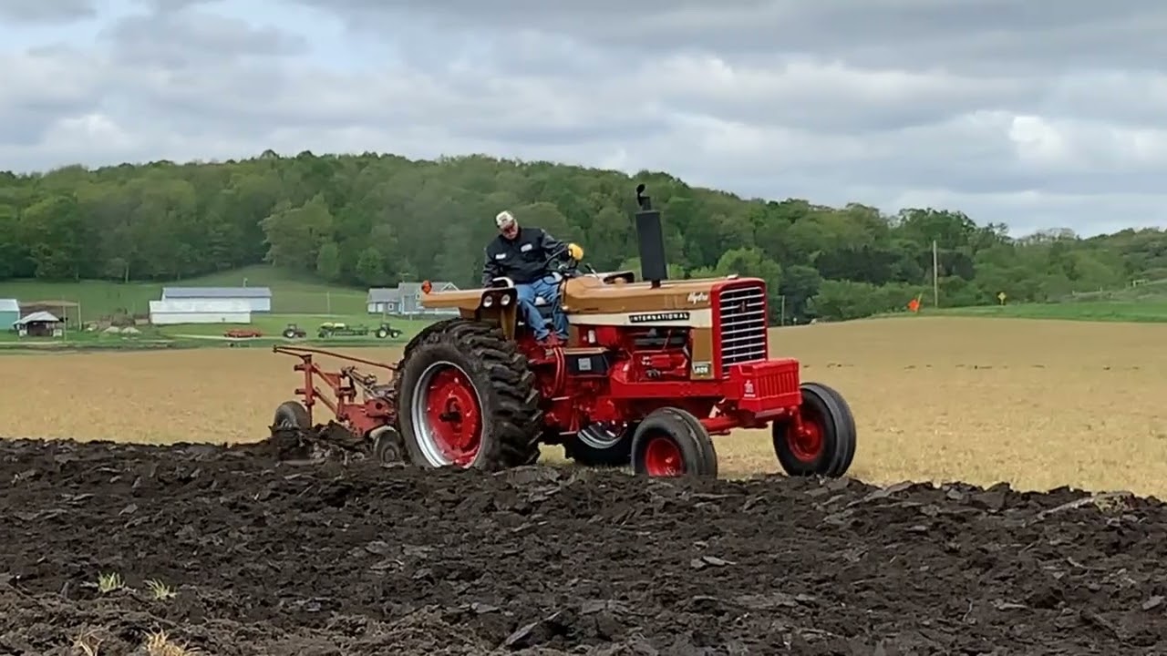 IH 826 Hydro | Van Wyhe Gold Demonstrator Collection