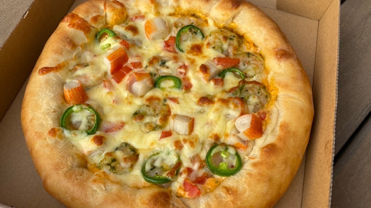 اعملوا بيتزا المطاعم الجاهزه زى المحترفيين من اول مره ! Stuffed crust seafood pizza | by Sara Hijab