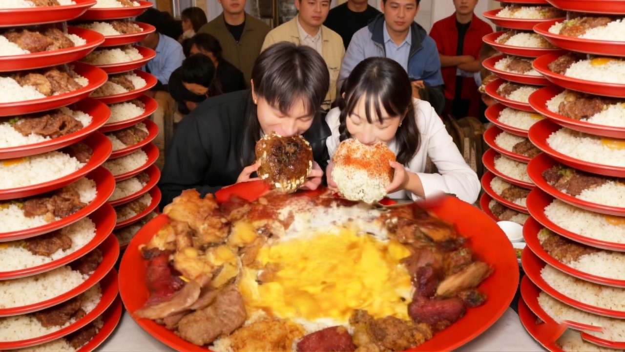 联手吴半饱挑战30斤巨饭奖励1288！限时一小时难度拉满，引上百名观众全程围观 #万万没想到 #情侣 #巨无霸 #挑战