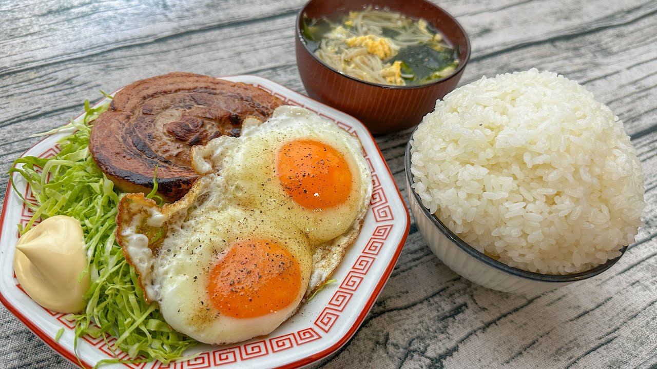 明日から痩せると決めた日の昼ご飯【特大チャーシュー、目玉焼き、えのきスープ】