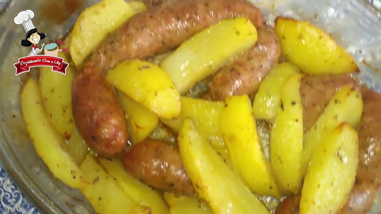Linguiça de frango com batatas no forno