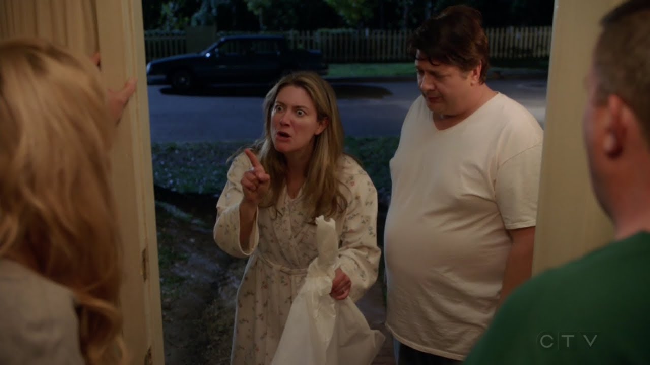 Sheldon's mom FIGHTS with her neighbors - Young Sheldon S01E20