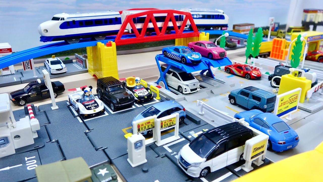 トミカタウン駐車場に洗車場☆プラレール新幹線が音が鳴る踏切を走るよ