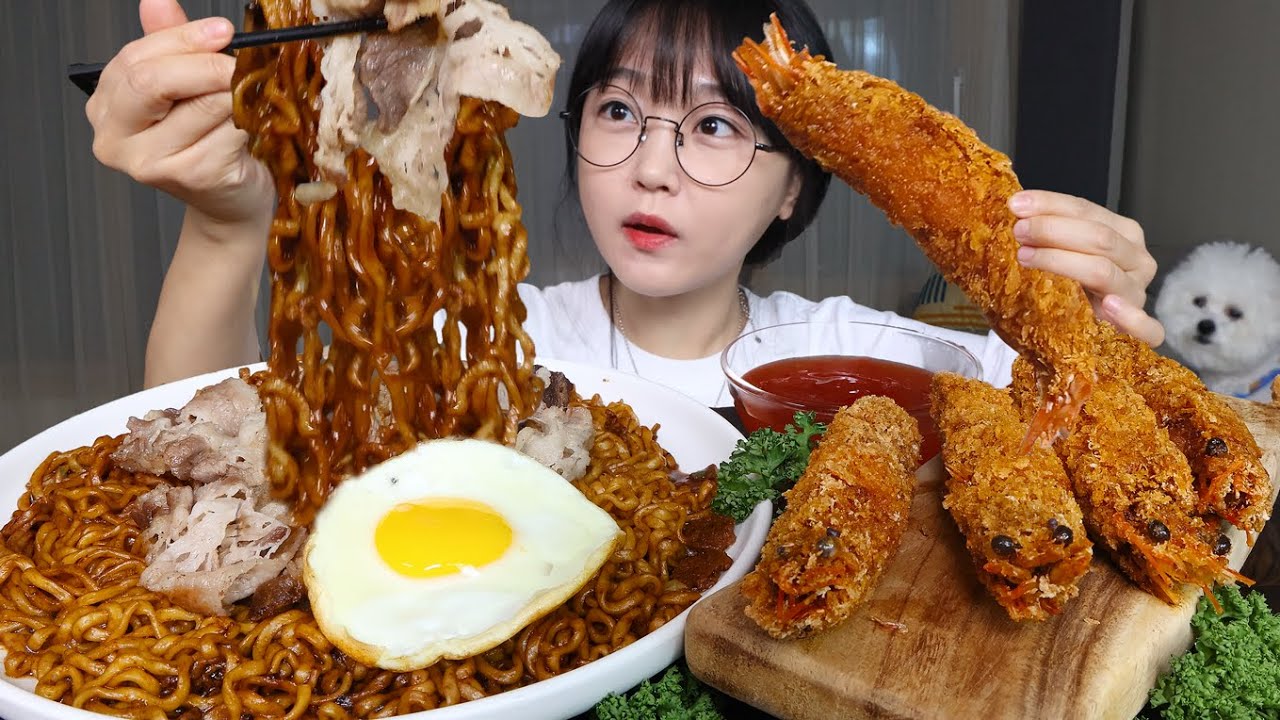 Чапагетти (лапша с черной фасолью из говядины) и жареные креветкиㅣMukbang ASMR