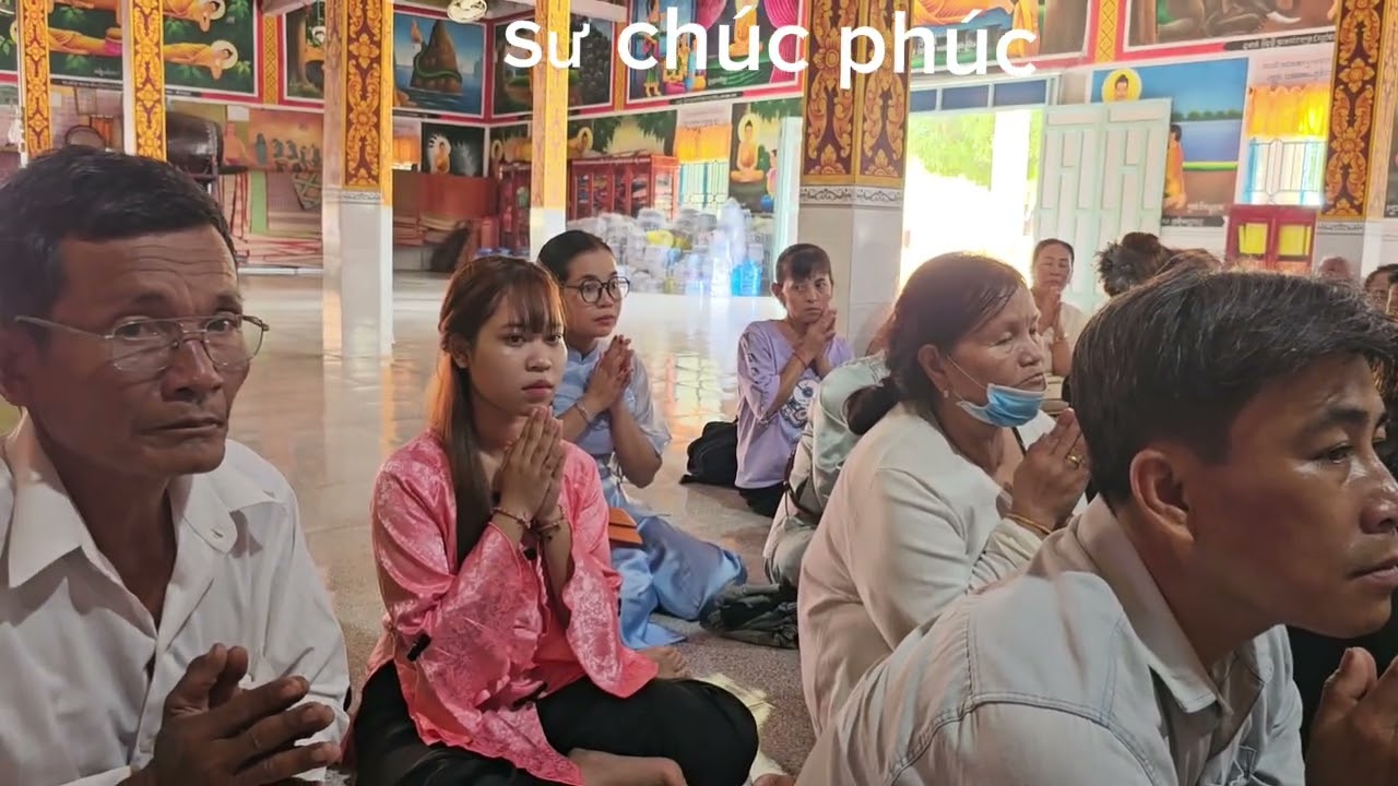 Đến thăm chùa nèn non được sư chúc phước cho cả đoàn 