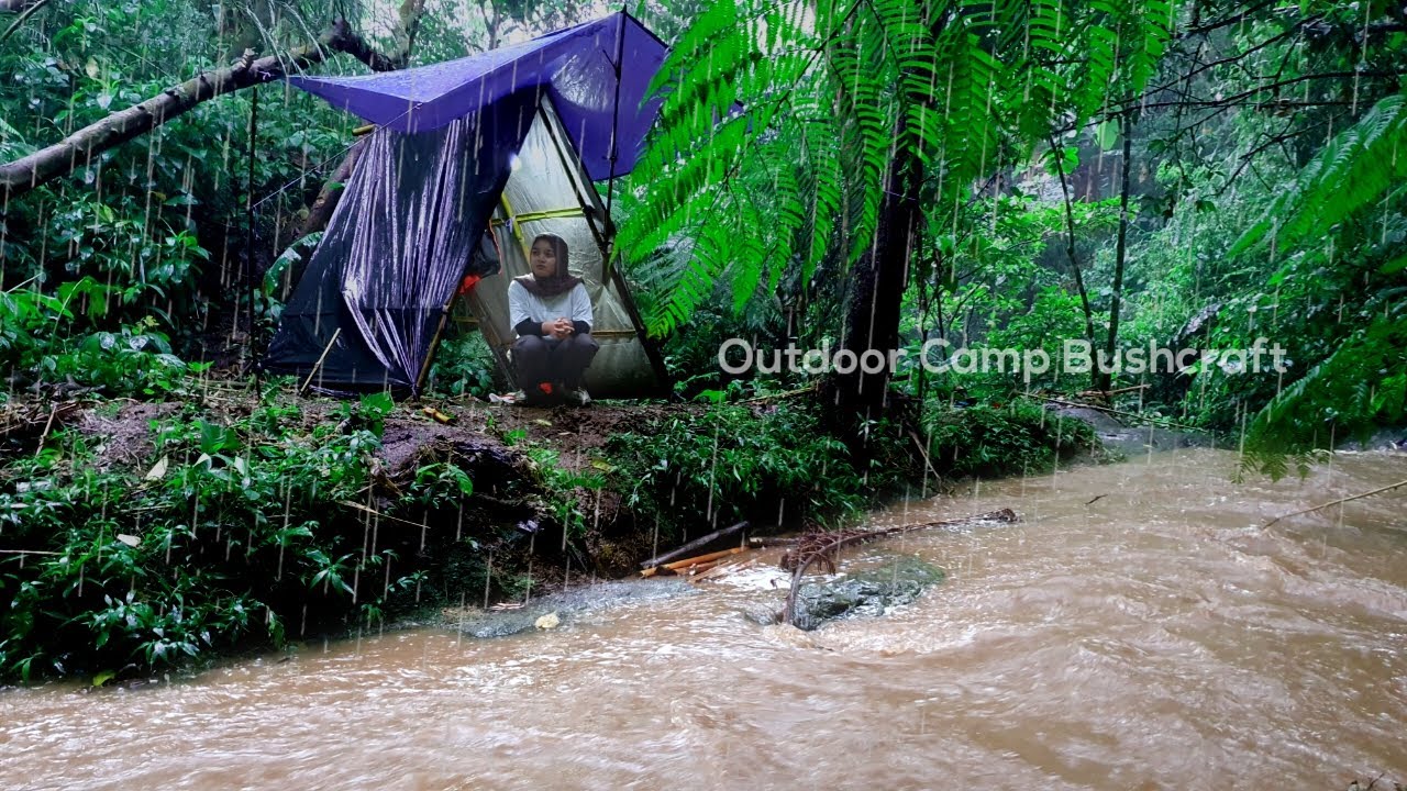 Взял жену в поход и кемпинг под проливным дождём — пытаюсь построить простое укрытие