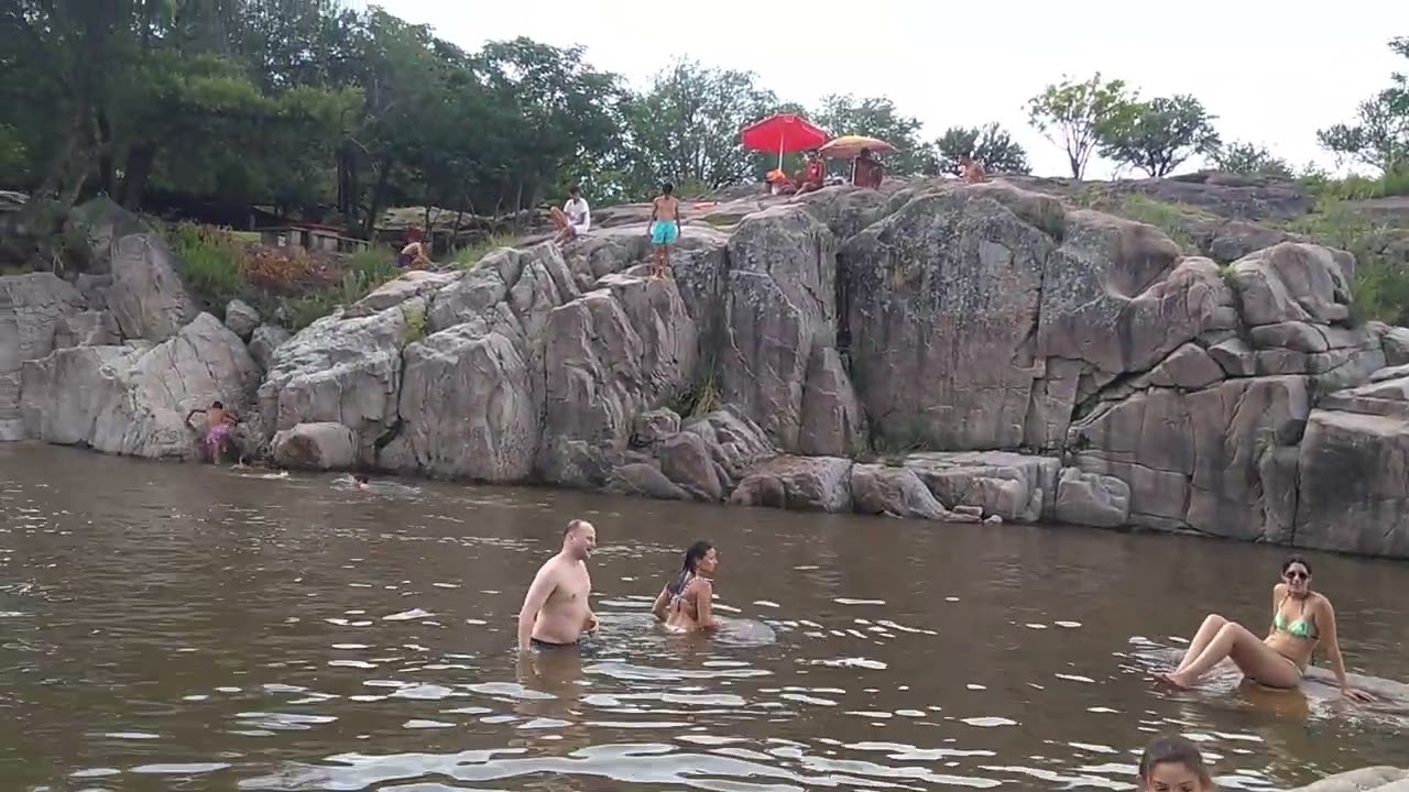 Saltos al río en el balneario los elefantes Mina Clavero Córdoba