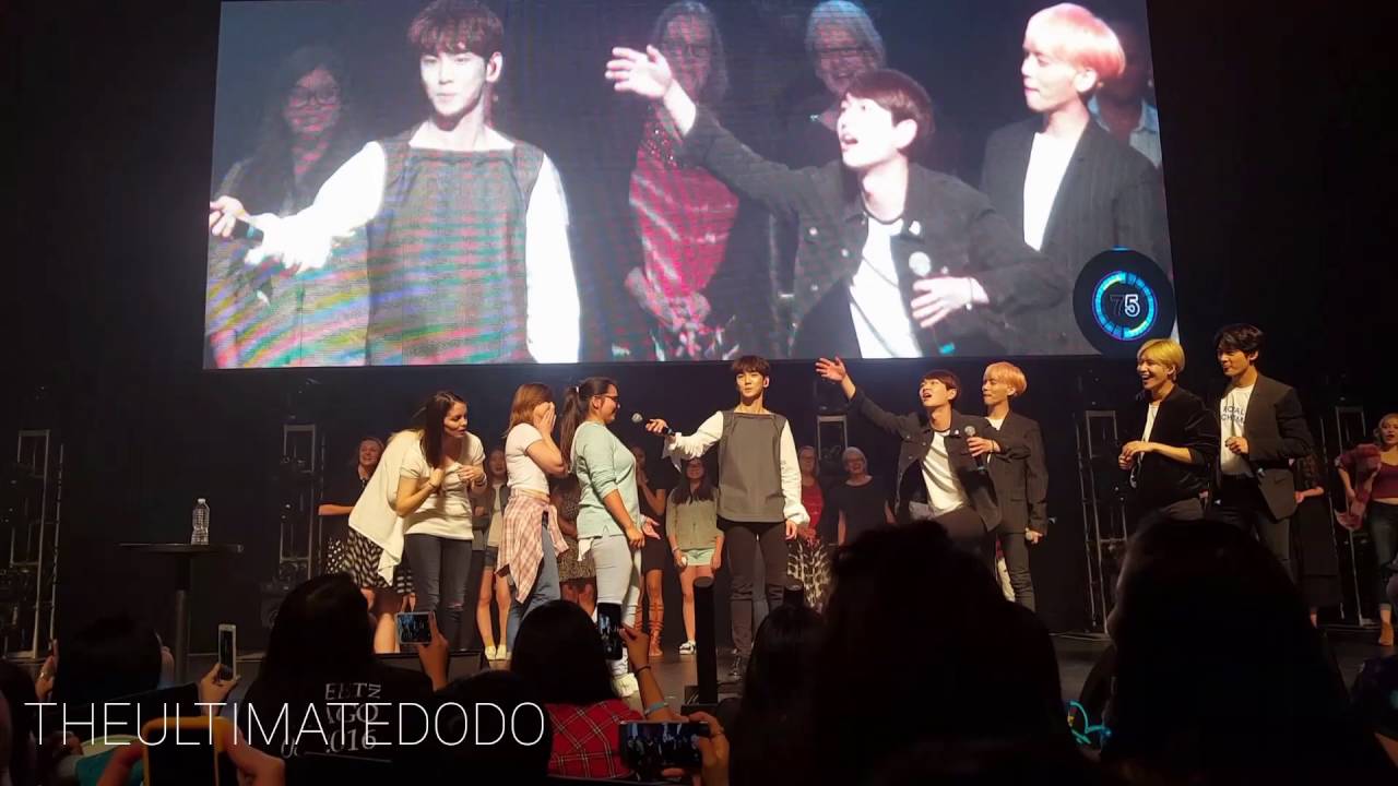 [FANCAM] 160508 Onew Charades with fans @ SHINee Fanmeet in Chicago