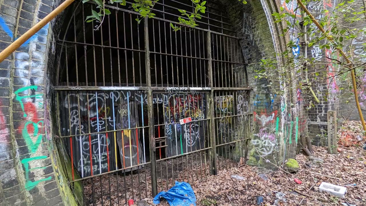 HighGate Disused Station And Tunnels, London (Urbex)