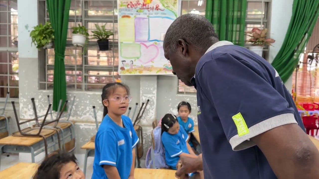 Các bạn trường tiểu học Thái Hoà A thực hành nói cùng thầy Justice. 