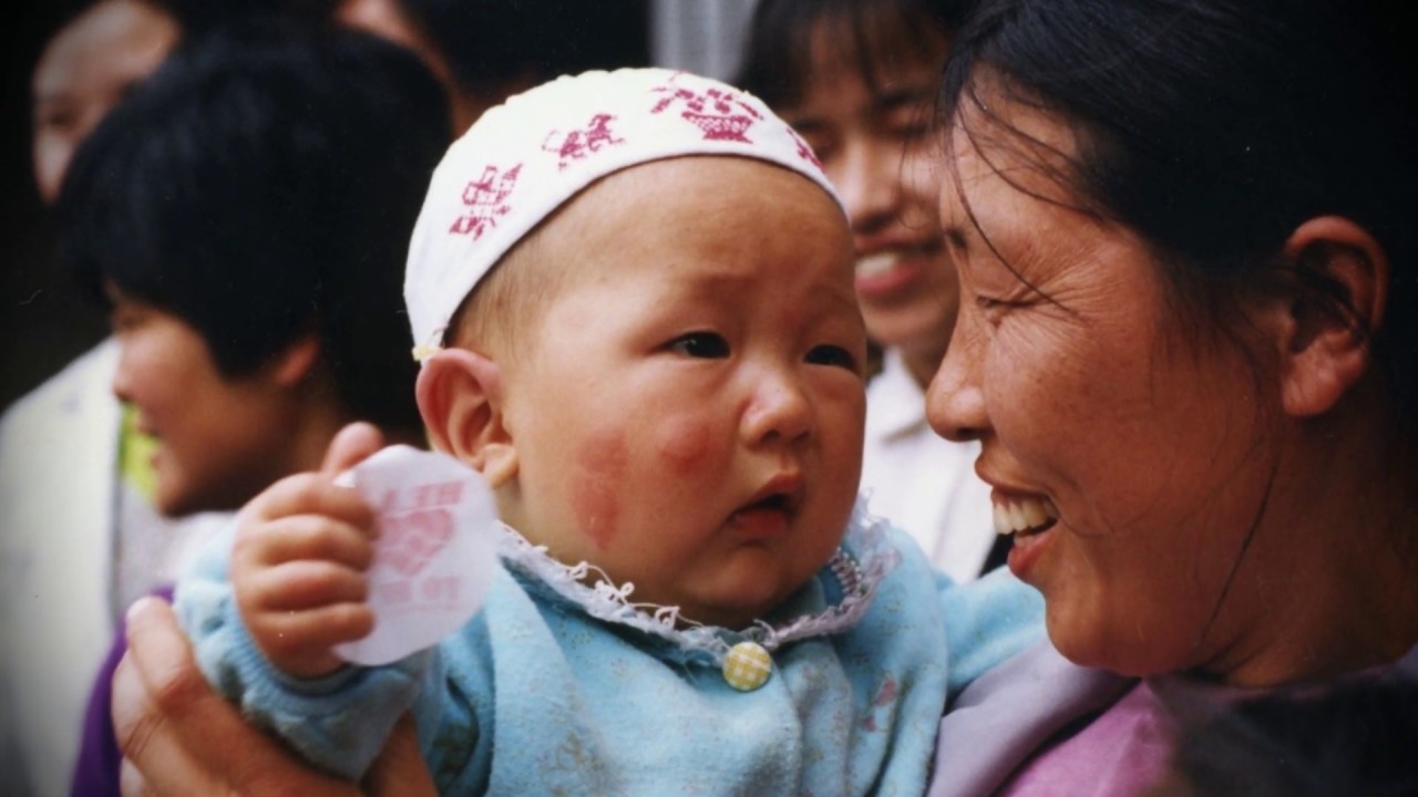 Heart to Heart International delivers medical aid to Vietnam: 1995