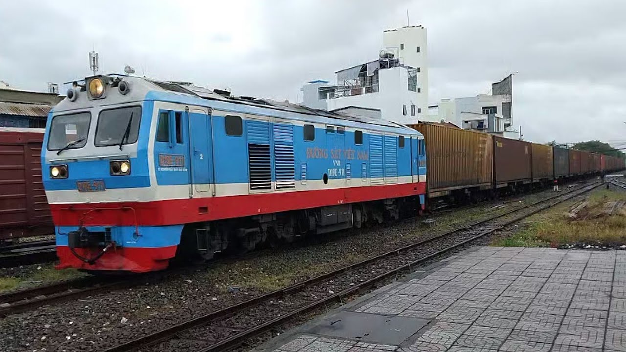 Cách đoàn tàu hàng hoạt động tại Nha Trang trong sáng thứ ba nhiều mưa (3/2/2026)