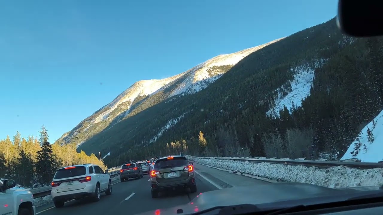 tráfico 🚦 en la carretera de la montaña
