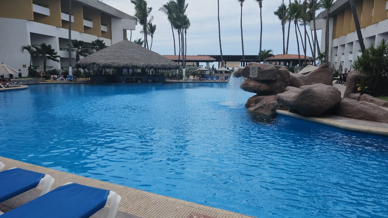 At the pool of El CID Castilla Hotel in Mazatlán حمام السباحةفيفندقإلسيدفىمازاتلان،  بالمكسيك . 