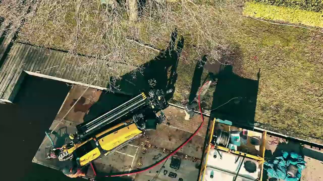 Met de Ditch Witch 9t het water op en de boormeester erin