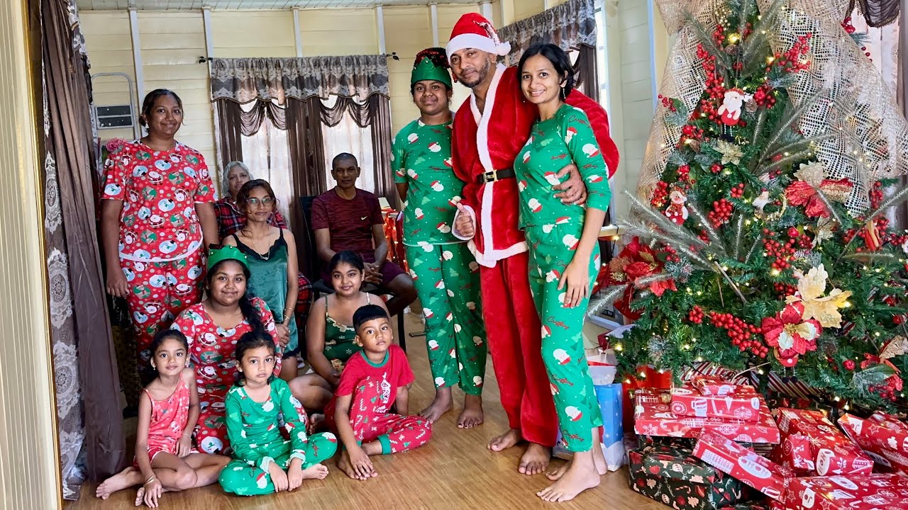 UNWRAPPING GIFTS CHRISTMAS MORNING | MERRY CHRISTMAS #family #christmas #gift #fyp 