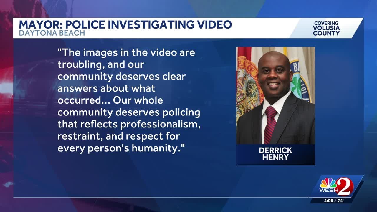 Начато расследование после появления видеозаписи, на которой полицейский из Дейтона-Бич бьет кула...