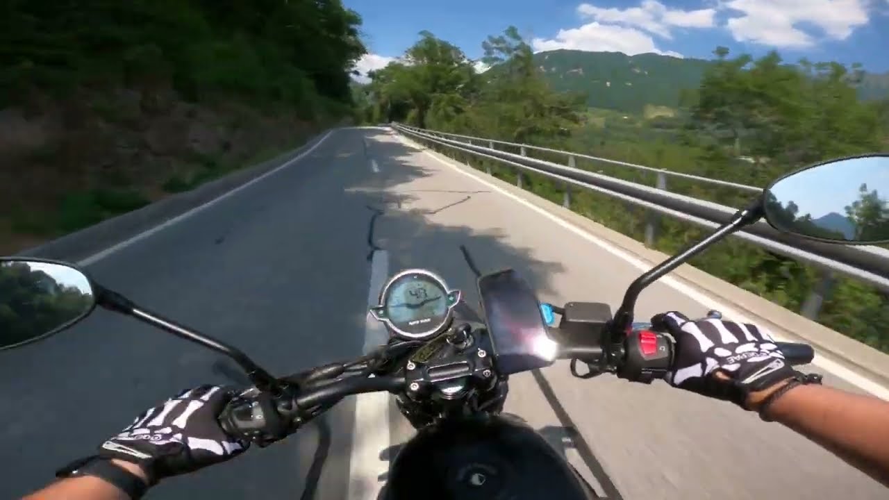 Moto Guzzi V7 2021 - Mistral shorts pure sound - Valmara (CH)