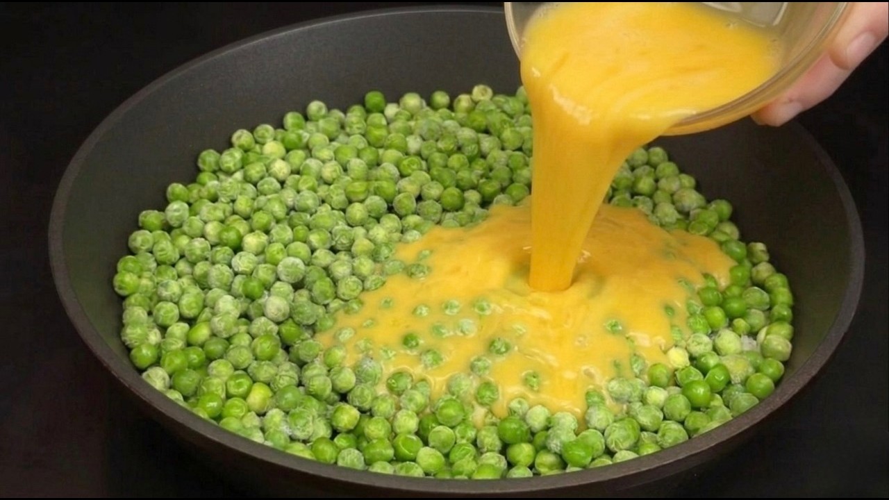 No one has ever made this before! Mix green peas with eggs!