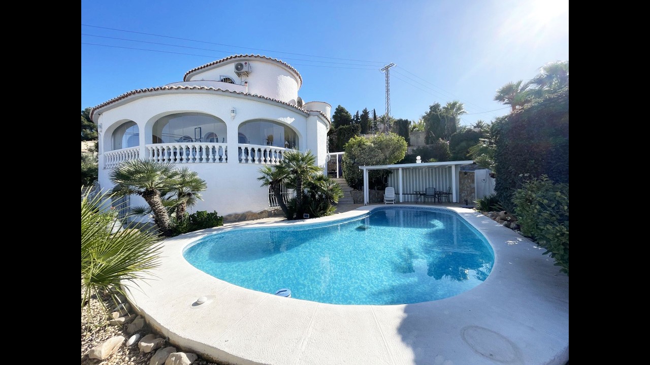 A 4 bedroom detached villa for sale in Calpe, Costa Blanca, with pool, 2,8 km distance to the beach.