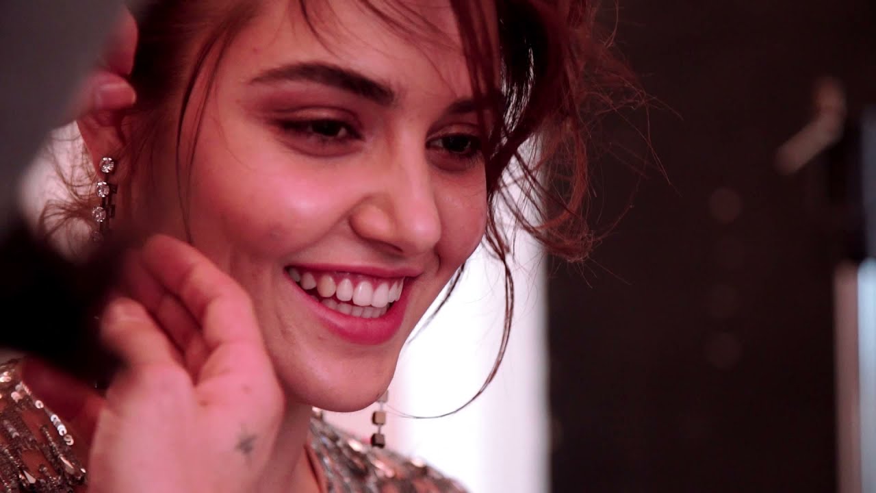 Hande Erçel backstage
