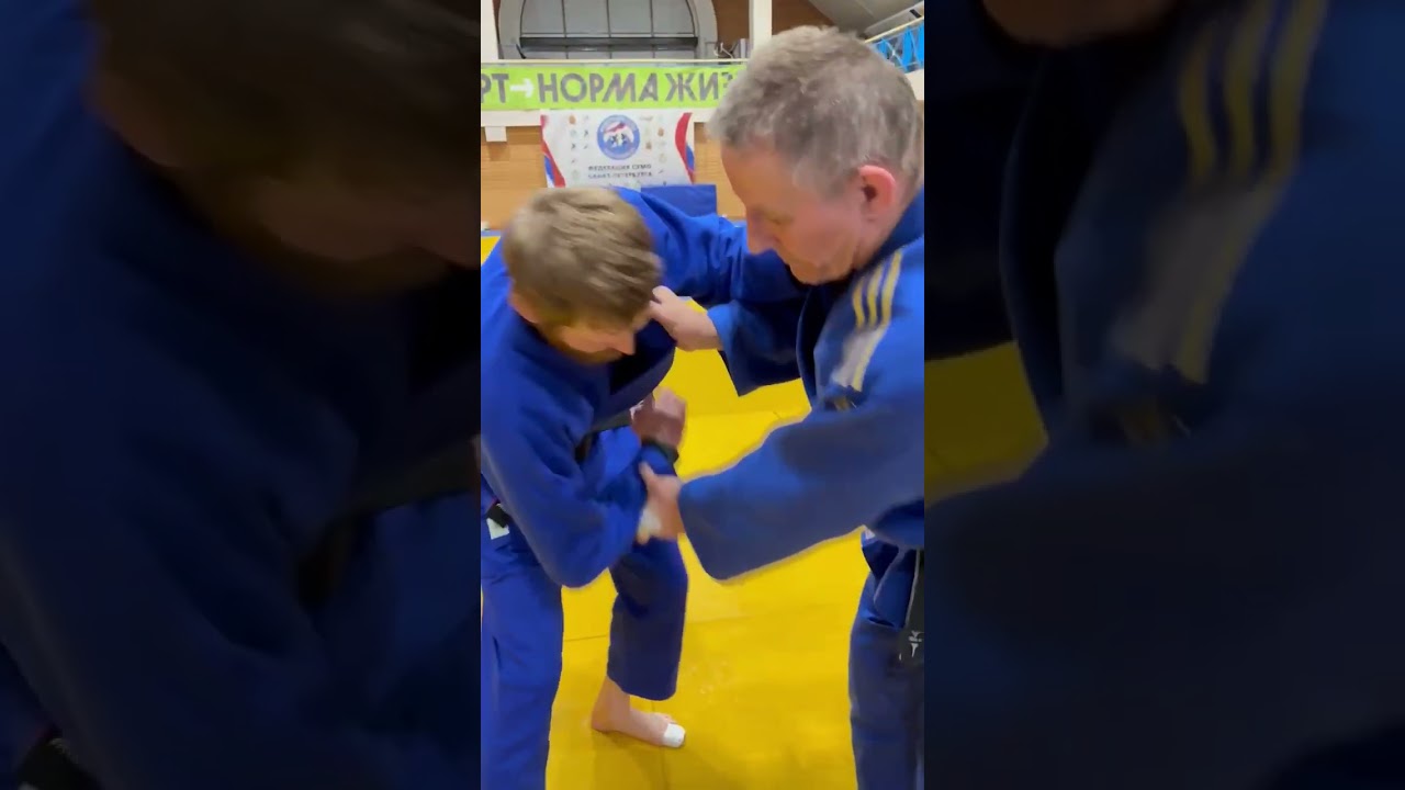 Про захват за край рукава с помощью большого пальца.