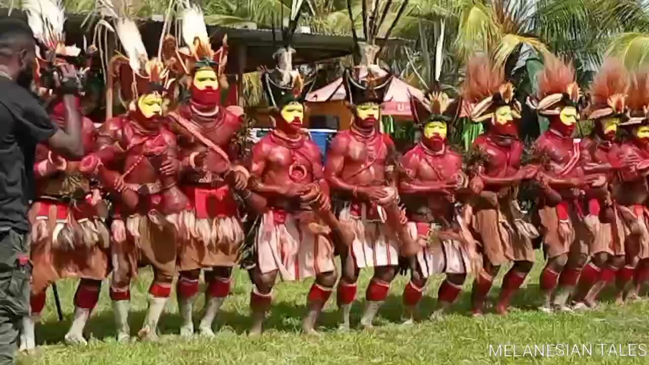 Huli Wigmen |PNG| Hela Province. Colourful & beautiful attires, Synchronized dancing.