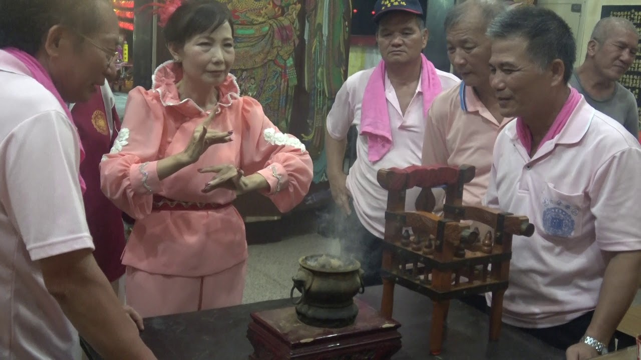 善化六分寮福慈宮入廟  七星娘媽女乩童接駕各友宮完畢後入廟內處理事情