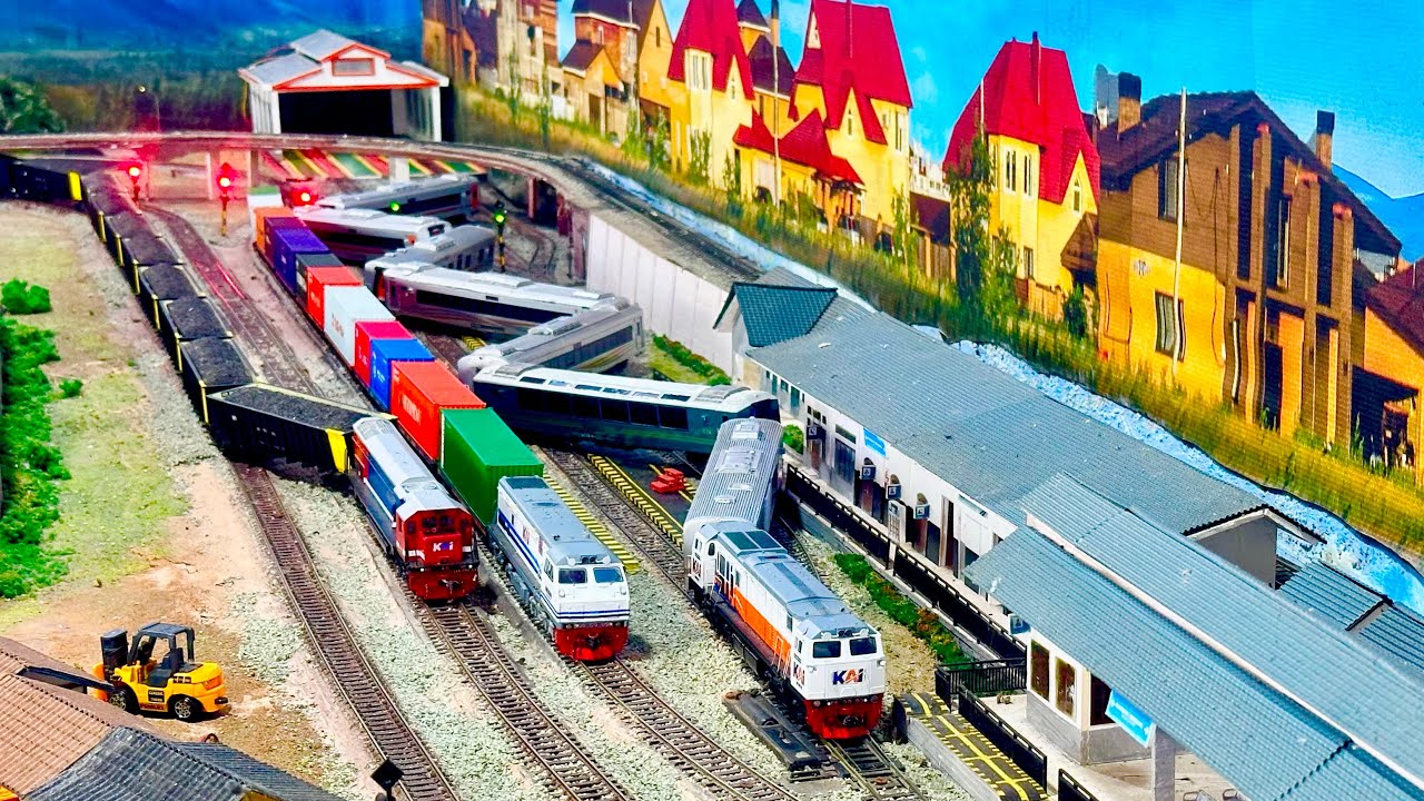 Kereta api Pangandaran CC206 anjlok saat Ngebut melewati KLB Kontainer yg stabling di stasiun banjar