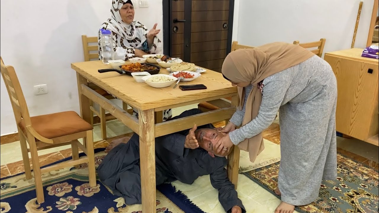 شوفو الزوجه خبت حماها تحت ترابيزه السفره عشان عازمه أمها وبتقرف منو - شوف حصل ايه !