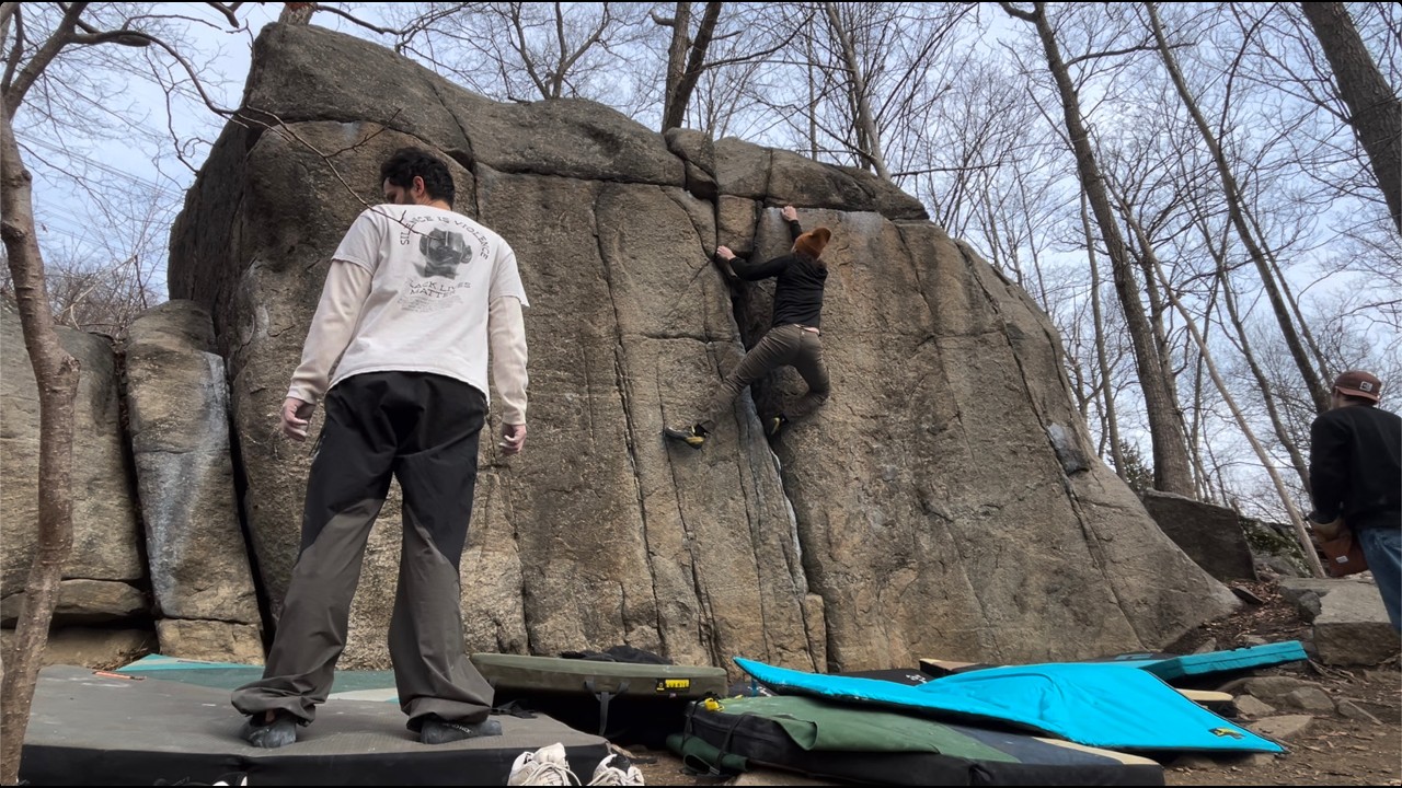 Oliphant Crack (V2) - Oliphant Boulder, Powerlinez, Torne Valley, NY