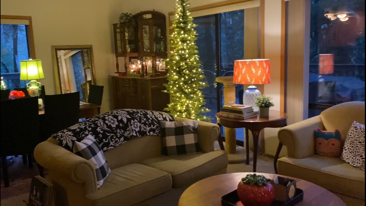 A cozy day at home // lazy cleaning // decluttering and putting away Christmas stuff