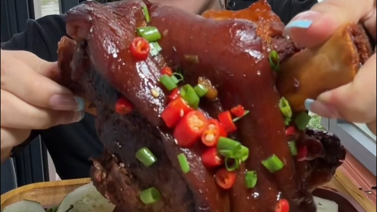 Mukbang nguyên cái đùi heo khìa 