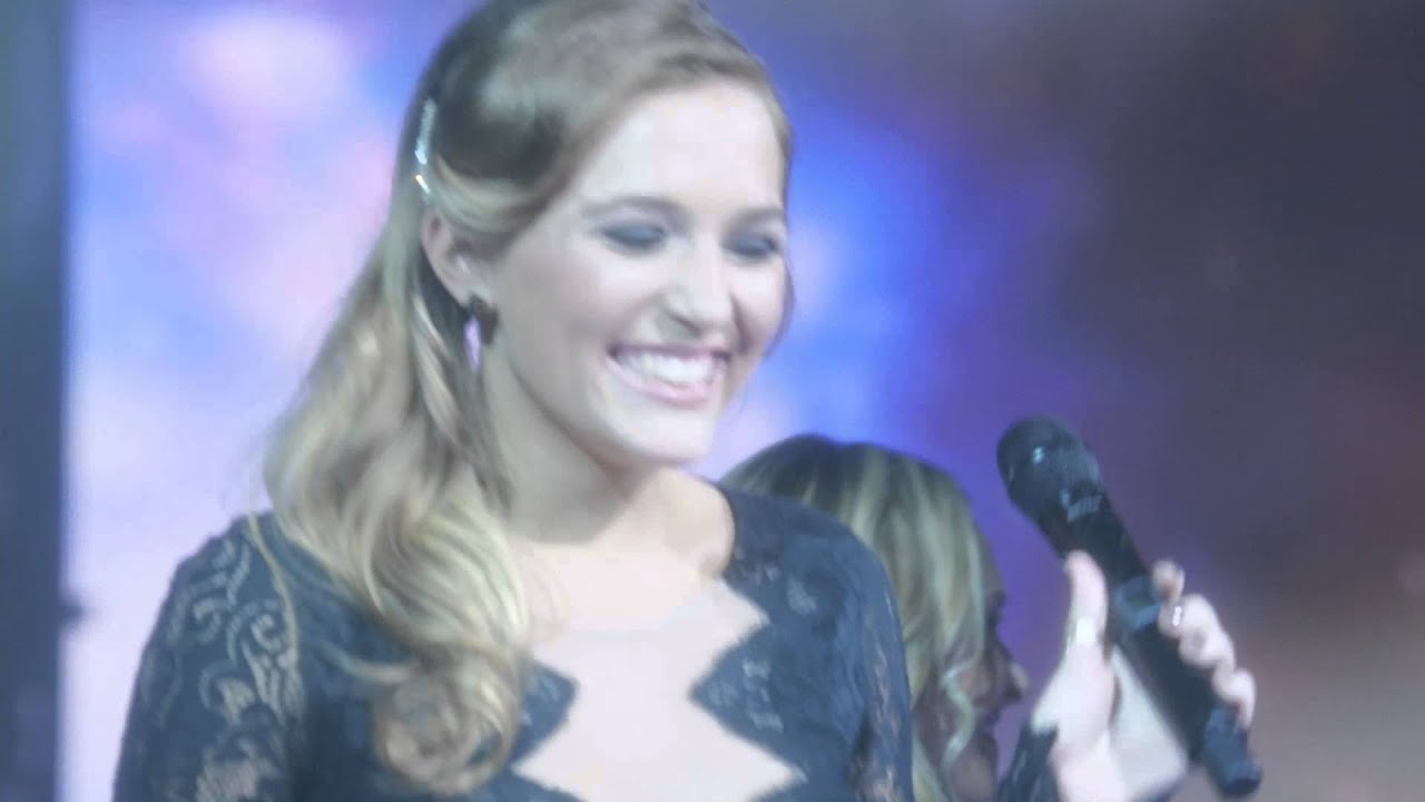 Lennon Stella (Maddie) and Hayden Panettiere (Juliette) Sing 