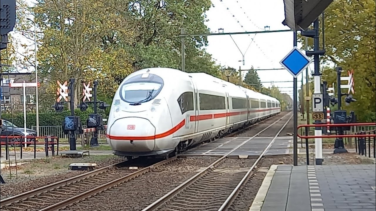 ICE Neo 8036 komt met omgeleide trein 153 door station Oss West 