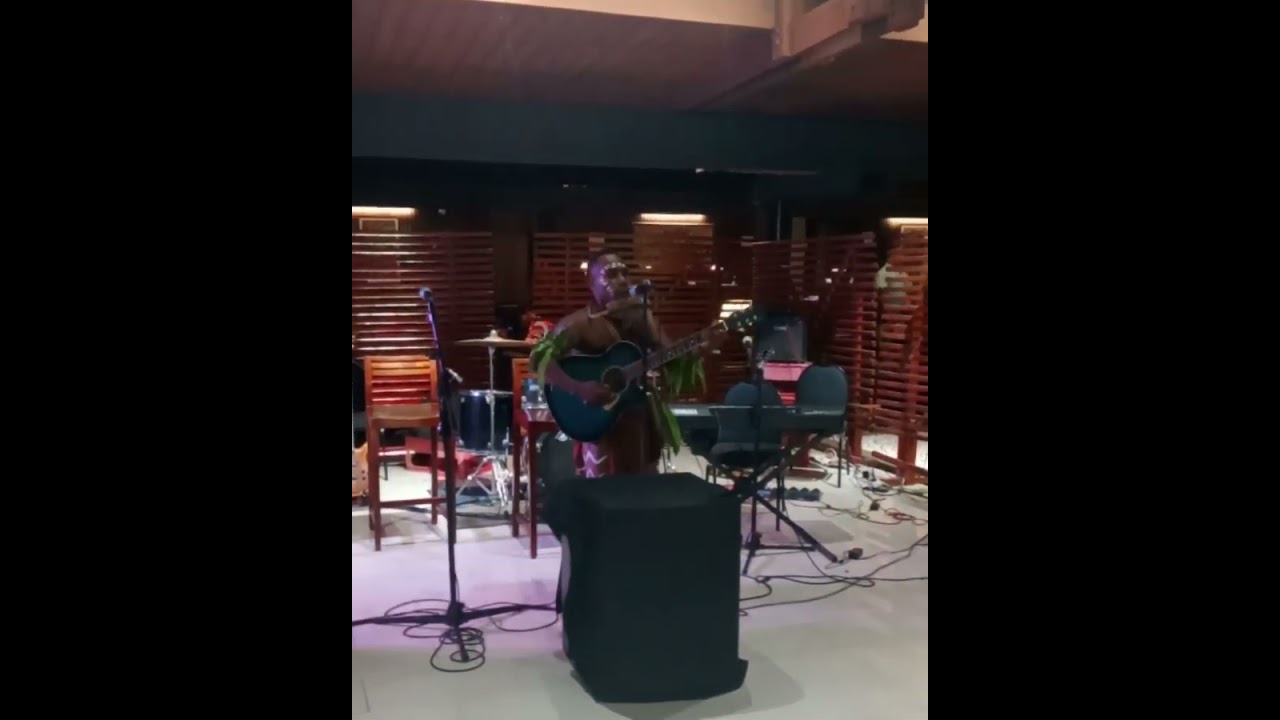 Chris Kamu'ana Rohoimae performing at Mendana Hotel 
