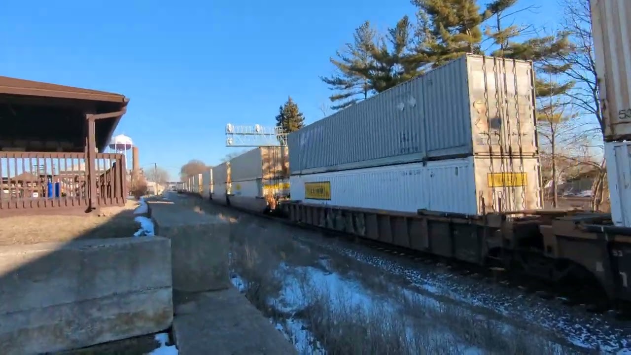 Westbound Fast BNSF Z Train  crossing the diamond at The Rochelle railroad park 