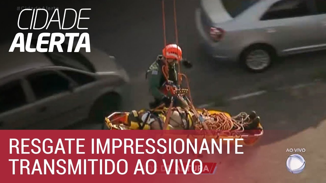 Cidade Alerta mostra ao vivo resgate de homem que caiu em caixa d'água em SP