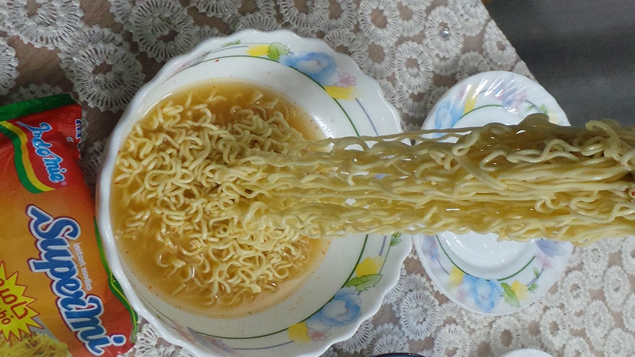 تحدي صنع اطول  اندومي في العالم - قصة الإندومي