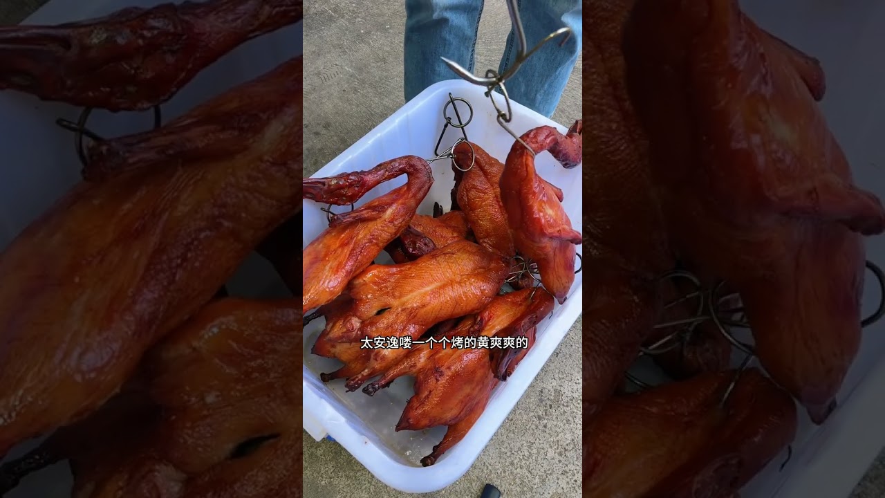 今天也吃上陈年老腊肉了 送酒席烤鸭回来拿了两年前的腊肉来洗 到冬天就是第三年 拿来跟红豆一起煮火锅还蛮好吃的也没变味 干了三碗饭还想再来一碗。#记录真实生活#老腊肉#贵州