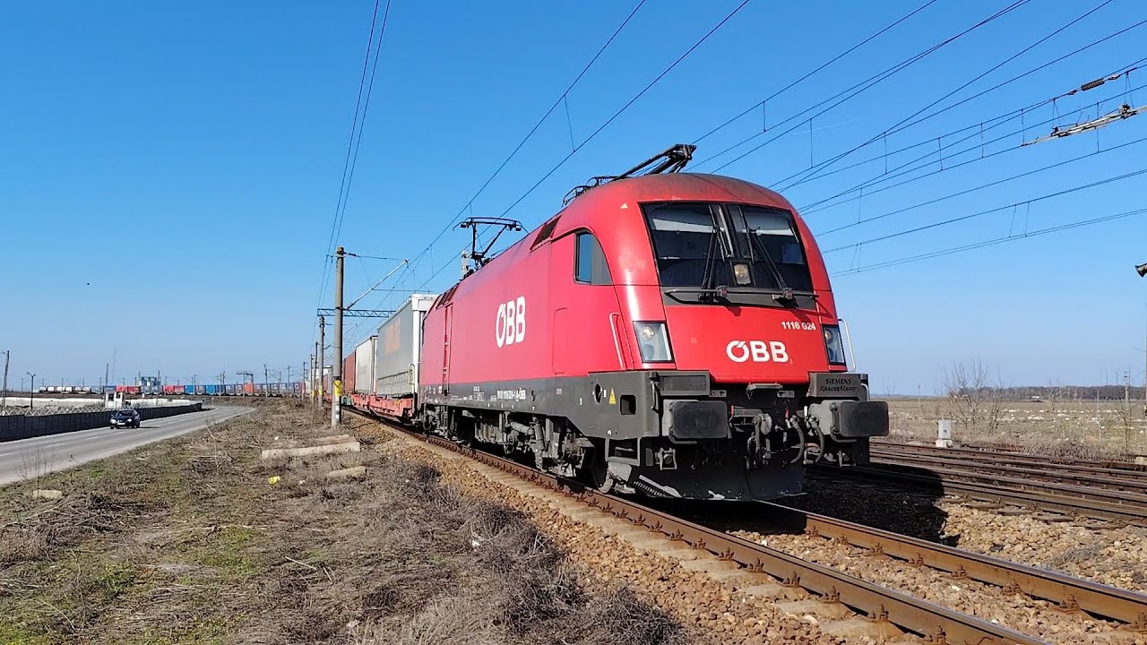 Siemens Taurus 1116-024 a operatorului particular de marfă Rail Cargo Romania trece prin Caracal. 